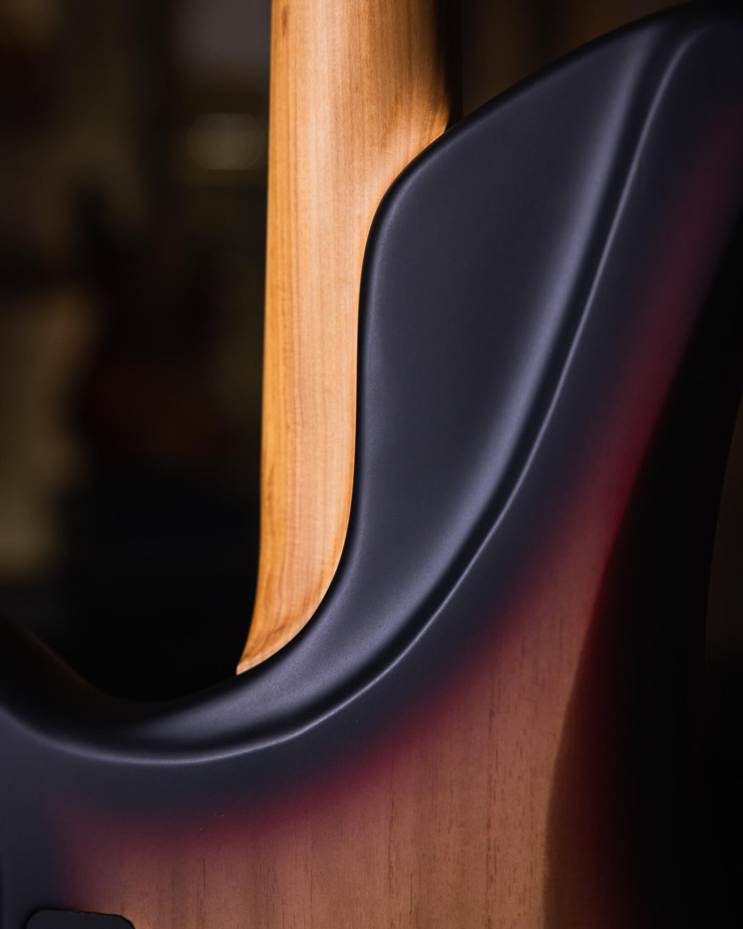 S. Martyn Blaze 4 Single Cut 2025 - Bajo Eléctrico | Cuerpo • Modelo: Blaze• Madera: Paulownia • Terminación: Matte Sunburst Brazo • Madera: Peroba do Campo• Perfil: "C"• Terminación: Matte• Espaciado: 19 mm• Escala: 30"• Nuez: Graphtech Black TUSQ Diapas