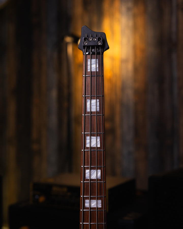 S. Martyn Blaze 4 Single Cut 2025 - Bajo Eléctrico | Cuerpo • Modelo: Blaze• Madera: Paulownia • Terminación: Matte Sunburst Brazo • Madera: Peroba do Campo• Perfil: "C"• Terminación: Matte• Espaciado: 19 mm• Escala: 30"• Nuez: Graphtech Black TUSQ Diapas