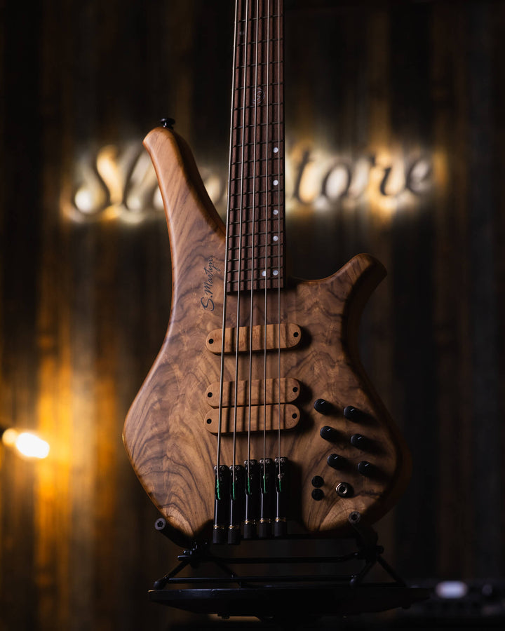 S. Martyn Blaze 5 Teka 2025 - Bajo Eléctrico | Cuerpo • Modelo: Blaze• Madera: Cedro• Terminación: Matte Brazo • Madera: Peroba, Araucária and Gonçalo Alves 5-Pieces • Perfil: "C"• Terminación: Matte• Espaciado: 16,5 mm• Escala: 30"• Nuez: Graphtech Black