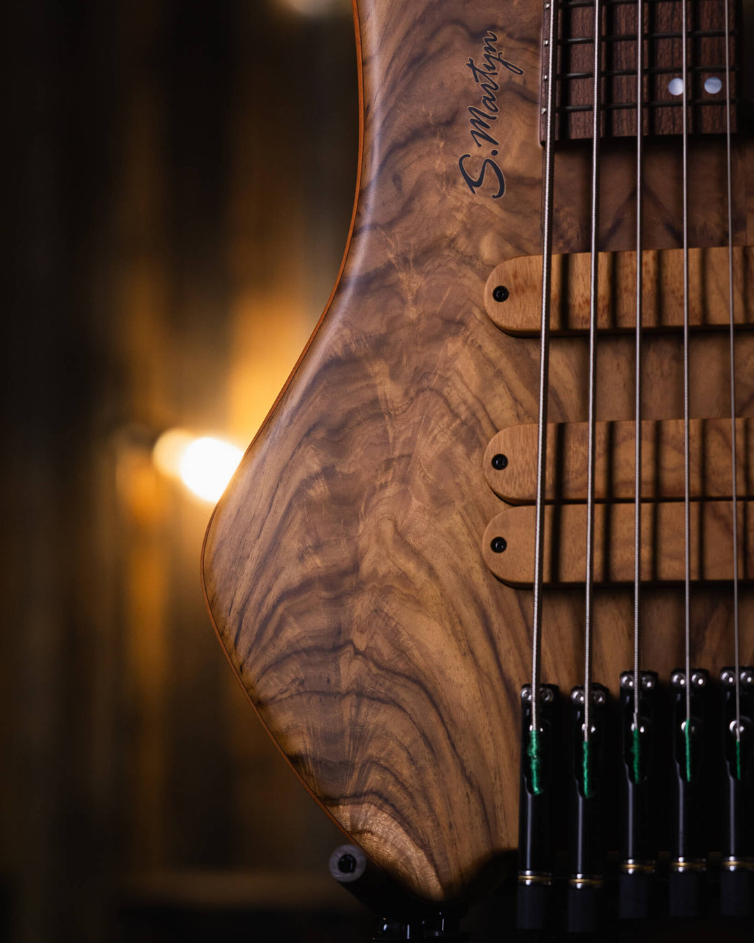 S. Martyn Blaze 5 Teka 2025 - Bajo Eléctrico | Cuerpo • Modelo: Blaze• Madera: Cedro• Terminación: Matte Brazo • Madera: Peroba, Araucária and Gonçalo Alves 5-Pieces • Perfil: "C"• Terminación: Matte• Espaciado: 16,5 mm• Escala: 30"• Nuez: Graphtech Black