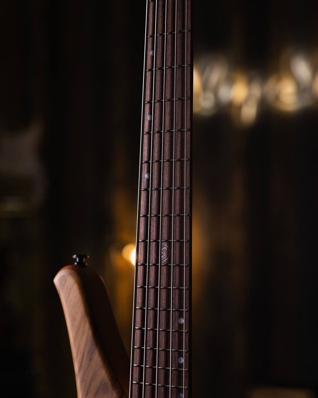 S. Martyn Blaze 5 Teka 2025 - Bajo Eléctrico | Cuerpo • Modelo: Blaze• Madera: Cedro• Terminación: Matte Brazo • Madera: Peroba, Araucária and Gonçalo Alves 5-Pieces • Perfil: "C"• Terminación: Matte• Espaciado: 16,5 mm• Escala: 30"• Nuez: Graphtech Black