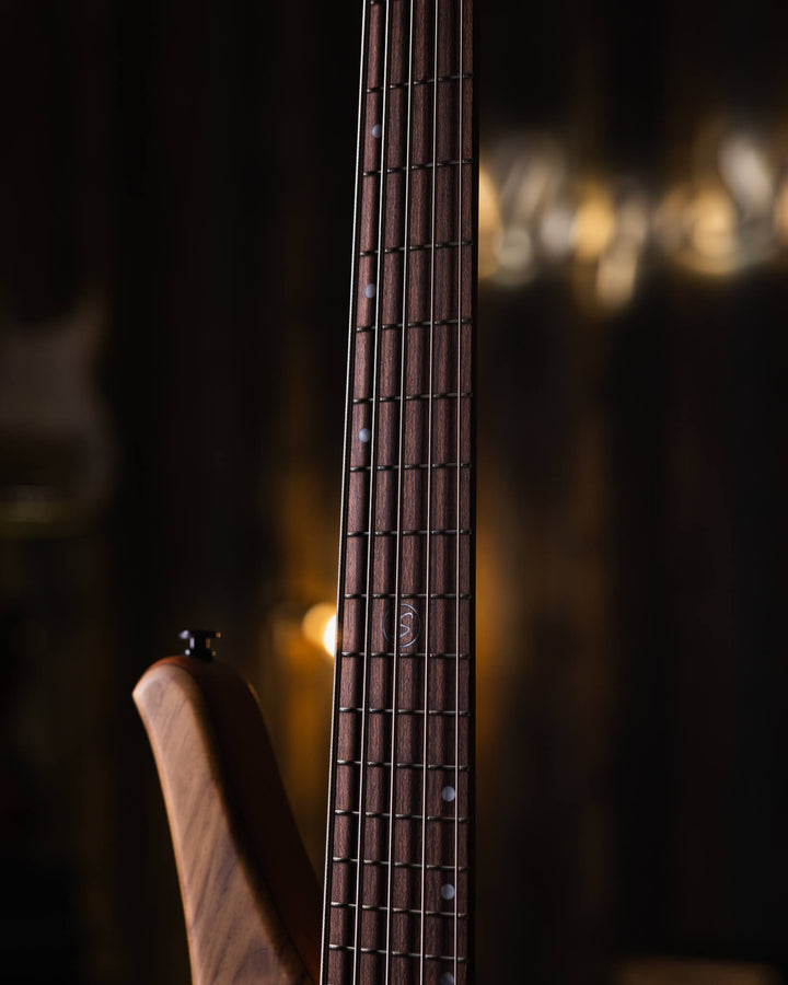 S. Martyn Blaze 5 Teka 2025 - Bajo Eléctrico | Cuerpo • Modelo: Blaze• Madera: Cedro• Terminación: Matte Brazo • Madera: Peroba, Araucária and Gonçalo Alves 5-Pieces • Perfil: "C"• Terminación: Matte• Espaciado: 16,5 mm• Escala: 30"• Nuez: Graphtech Black