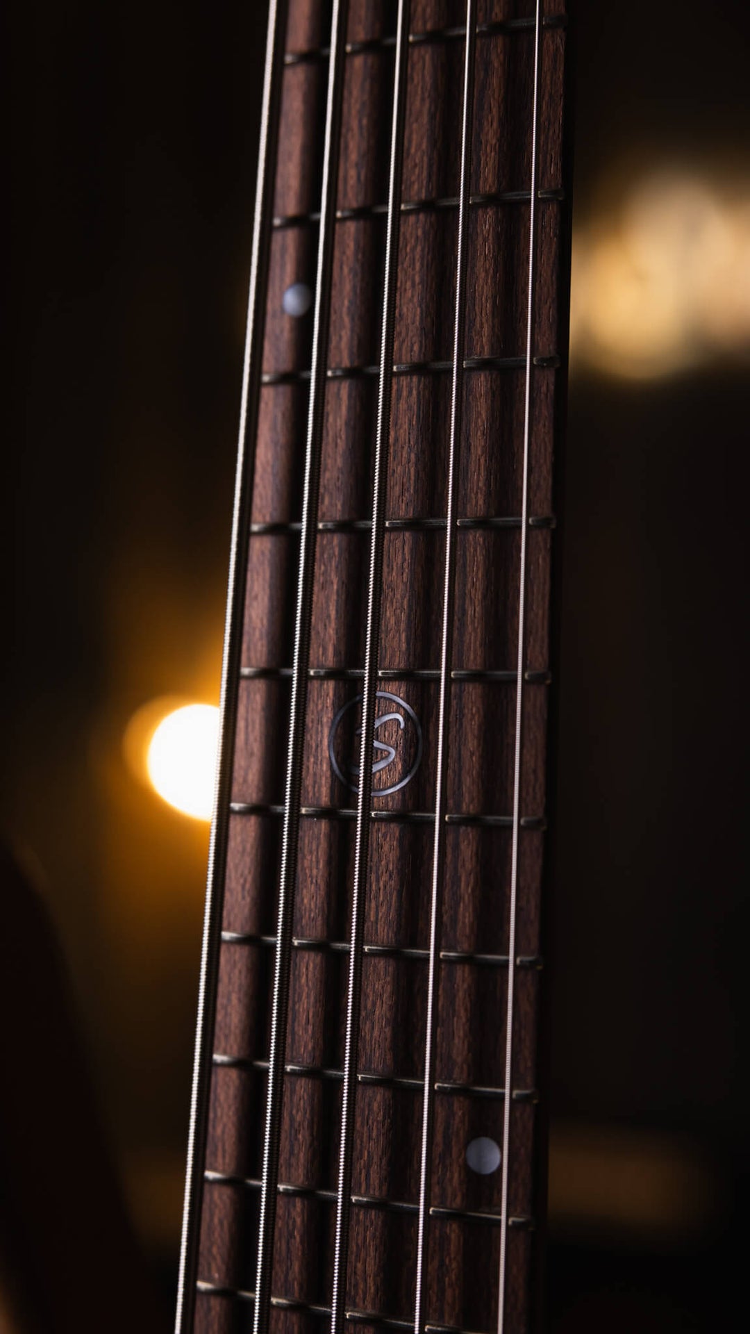 S. Martyn Blaze 5 Teka 2025 - Bajo Eléctrico | Cuerpo • Modelo: Blaze• Madera: Cedro• Terminación: Matte Brazo • Madera: Peroba, Araucária and Gonçalo Alves 5-Pieces • Perfil: "C"• Terminación: Matte• Espaciado: 16,5 mm• Escala: 30"• Nuez: Graphtech Black