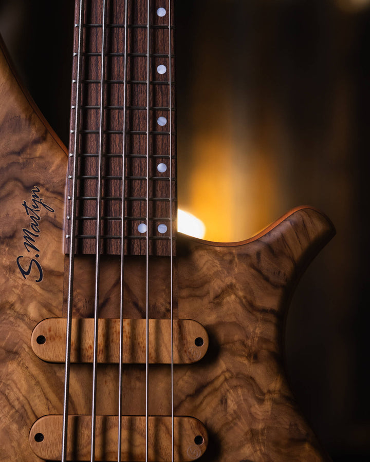 S. Martyn Blaze 5 Teka 2025 - Bajo Eléctrico | Cuerpo • Modelo: Blaze• Madera: Cedro• Terminación: Matte Brazo • Madera: Peroba, Araucária and Gonçalo Alves 5-Pieces • Perfil: "C"• Terminación: Matte• Espaciado: 16,5 mm• Escala: 30"• Nuez: Graphtech Black