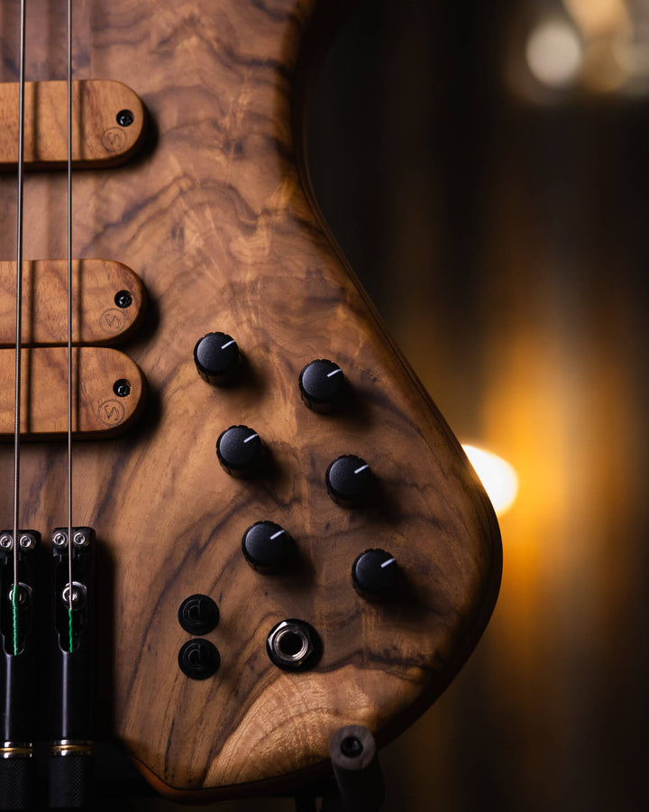 S. Martyn Blaze 5 Teka 2025 - Bajo Eléctrico | Cuerpo • Modelo: Blaze• Madera: Cedro• Terminación: Matte Brazo • Madera: Peroba, Araucária and Gonçalo Alves 5-Pieces • Perfil: "C"• Terminación: Matte• Espaciado: 16,5 mm• Escala: 30"• Nuez: Graphtech Black
