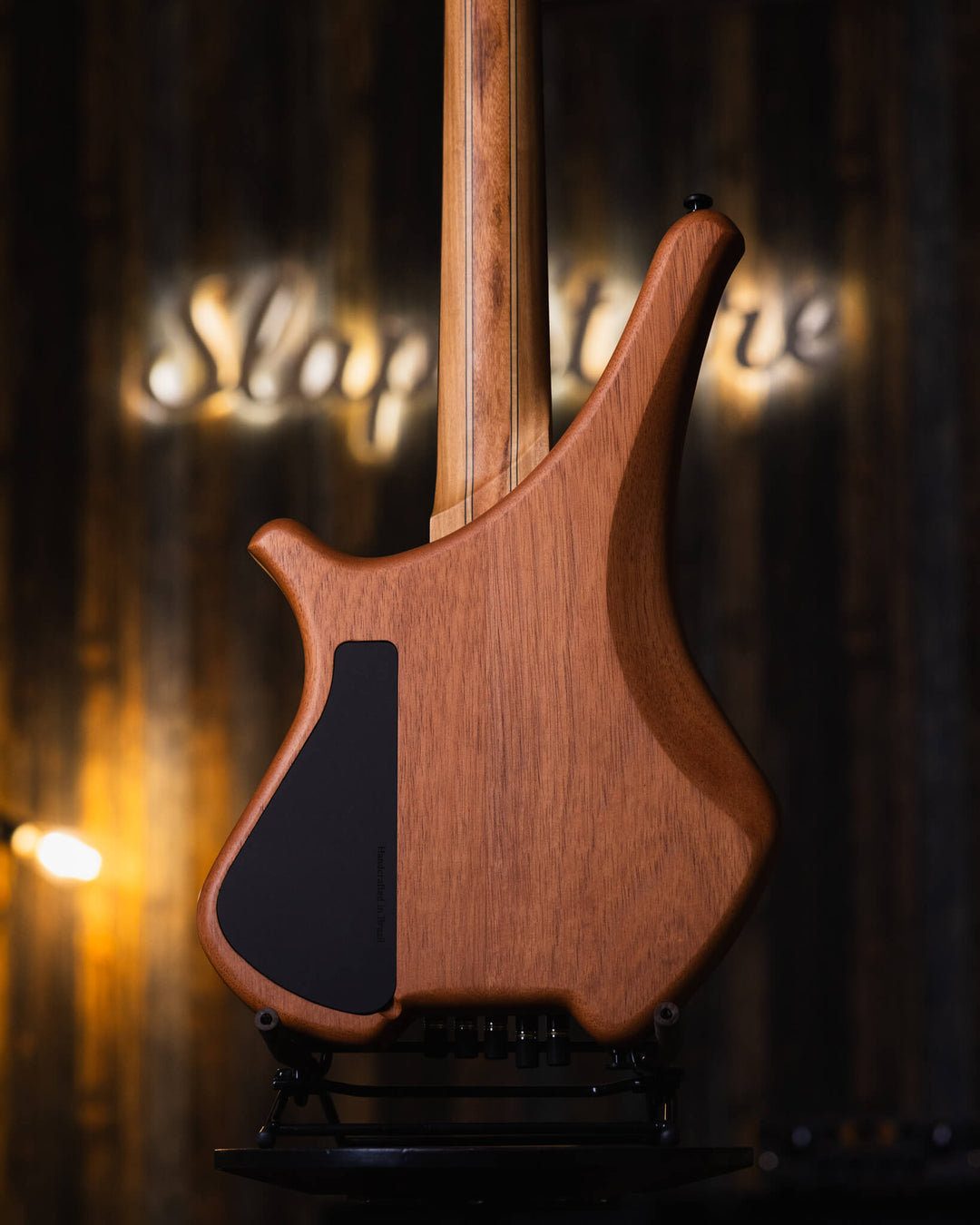 S. Martyn Blaze 5 Teka 2025 - Bajo Eléctrico | Cuerpo • Modelo: Blaze• Madera: Cedro• Terminación: Matte Brazo • Madera: Peroba, Araucária and Gonçalo Alves 5-Pieces • Perfil: "C"• Terminación: Matte• Espaciado: 16,5 mm• Escala: 30"• Nuez: Graphtech Black