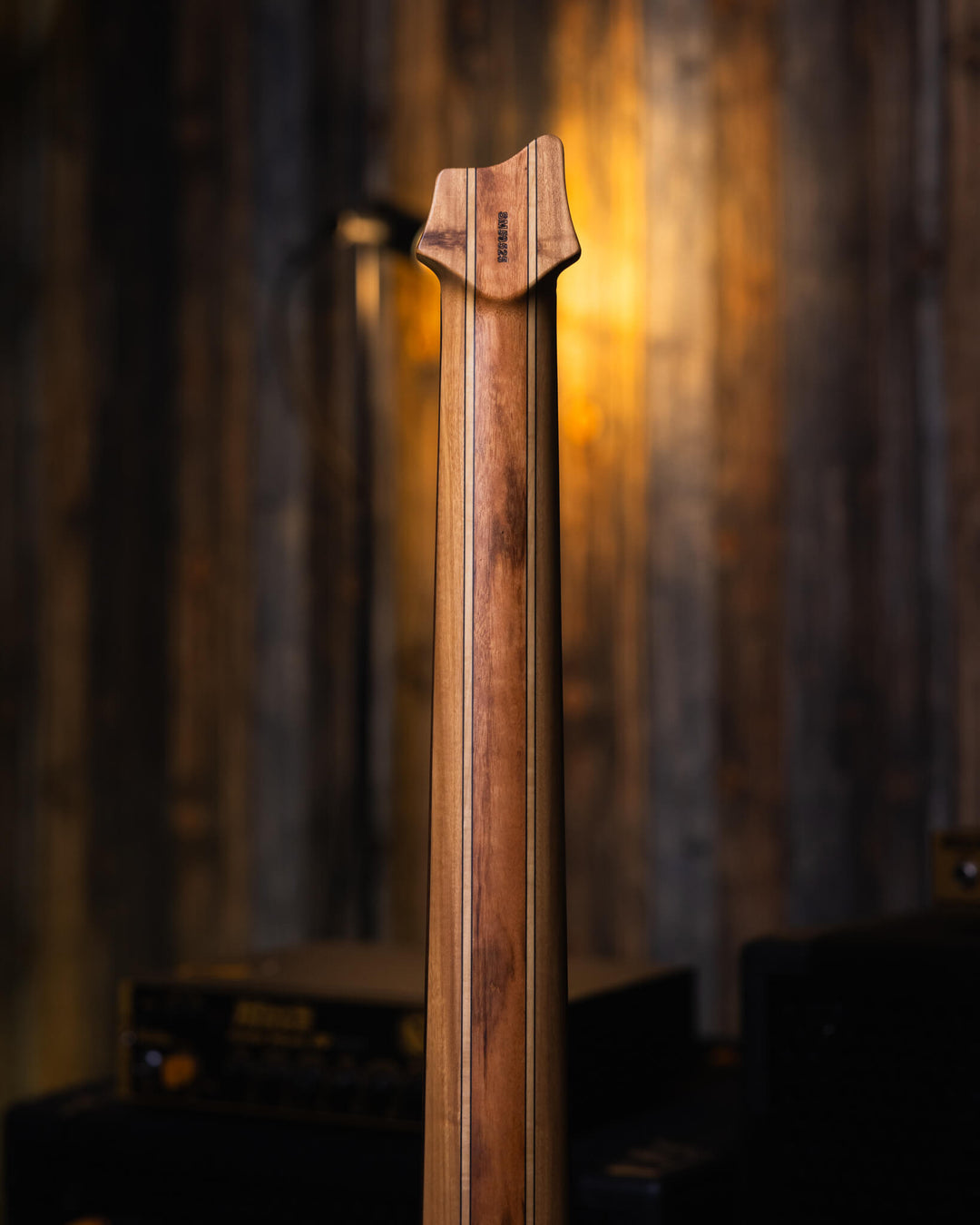 S. Martyn Blaze 5 Teka 2025 - Bajo Eléctrico | Cuerpo • Modelo: Blaze• Madera: Cedro• Terminación: Matte Brazo • Madera: Peroba, Araucária and Gonçalo Alves 5-Pieces • Perfil: "C"• Terminación: Matte• Espaciado: 16,5 mm• Escala: 30"• Nuez: Graphtech Black