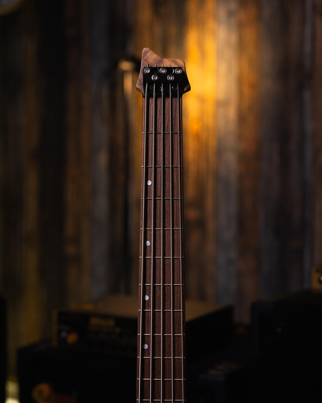 S. Martyn Blaze 5 Teka 2025 - Bajo Eléctrico | Cuerpo • Modelo: Blaze• Madera: Cedro• Terminación: Matte Brazo • Madera: Peroba, Araucária and Gonçalo Alves 5-Pieces • Perfil: "C"• Terminación: Matte• Espaciado: 16,5 mm• Escala: 30"• Nuez: Graphtech Black