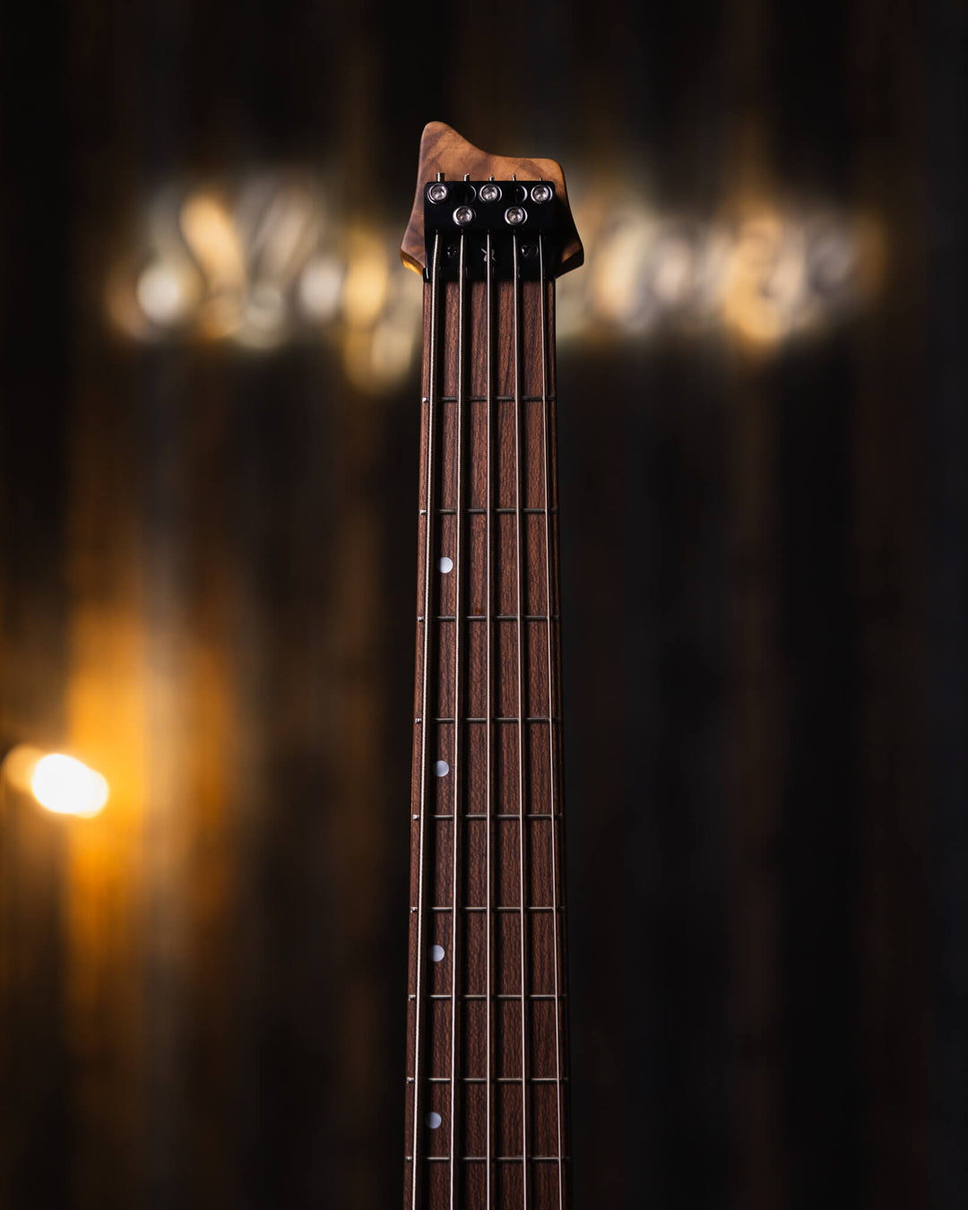 S. Martyn Blaze 5 Teka 2025 - Bajo Eléctrico | Cuerpo • Modelo: Blaze• Madera: Cedro• Terminación: Matte Brazo • Madera: Peroba, Araucária and Gonçalo Alves 5-Pieces • Perfil: "C"• Terminación: Matte• Espaciado: 16,5 mm• Escala: 30"• Nuez: Graphtech Black