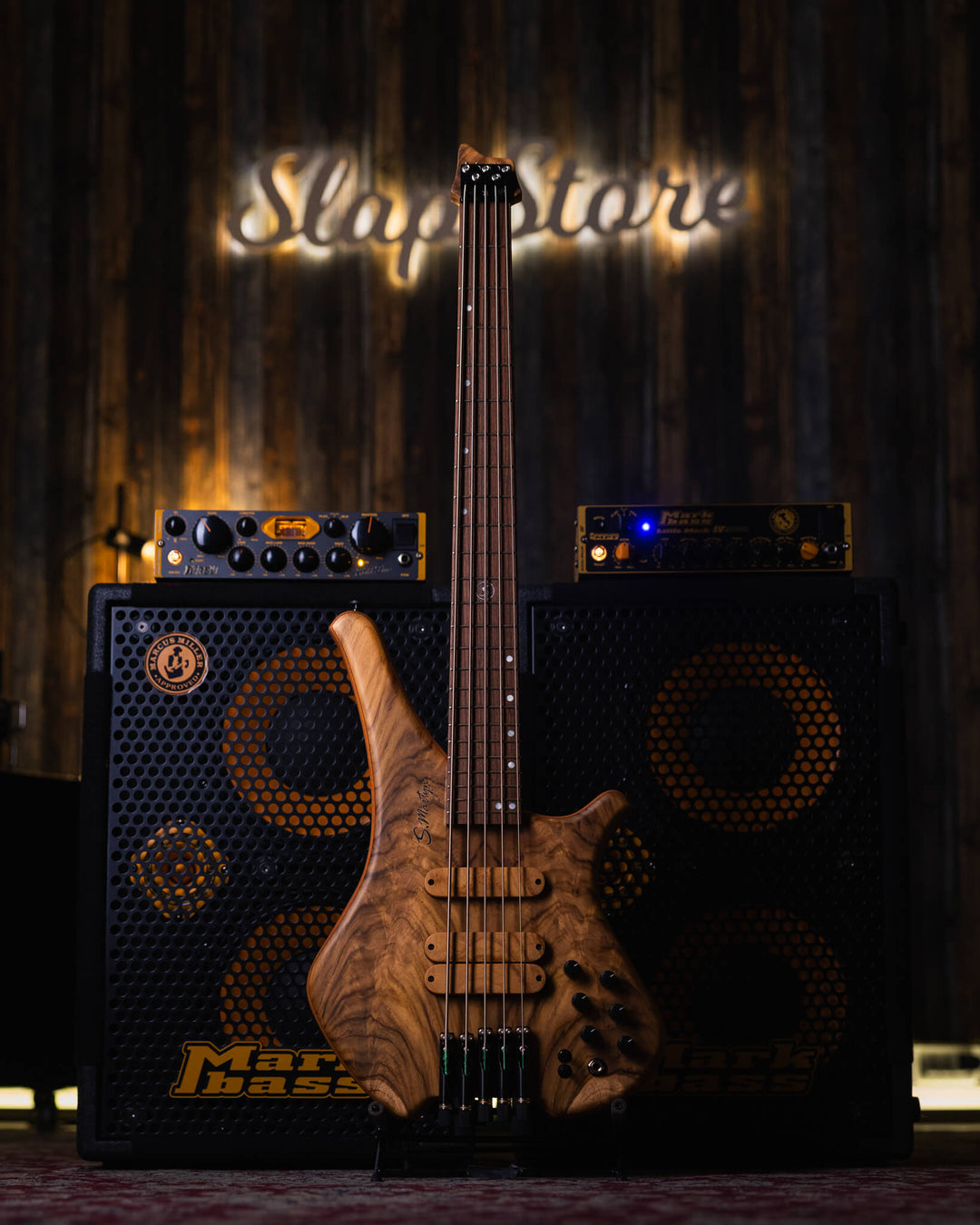 S. Martyn Blaze 5 Teka 2025 - Bajo Eléctrico | Cuerpo • Modelo: Blaze• Madera: Cedro• Terminación: Matte Brazo • Madera: Peroba, Araucária and Gonçalo Alves 5-Pieces • Perfil: "C"• Terminación: Matte• Espaciado: 16,5 mm• Escala: 30"• Nuez: Graphtech Black