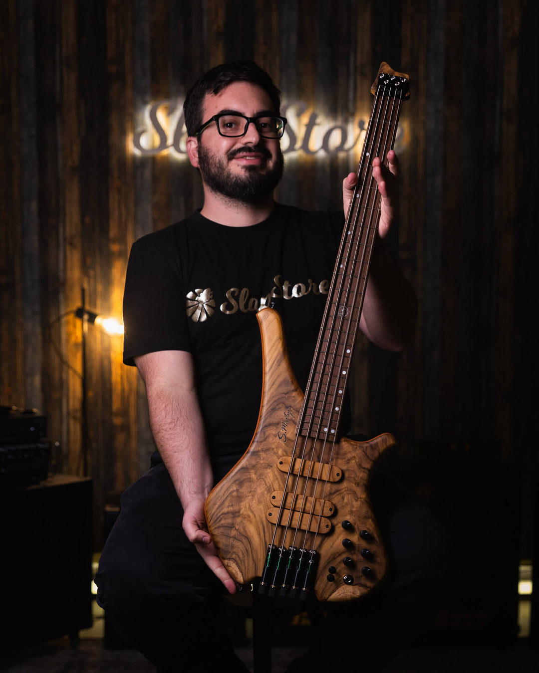 S. Martyn Blaze 5 Teka 2025 - Bajo Eléctrico | Cuerpo • Modelo: Blaze• Madera: Cedro• Terminación: Matte Brazo • Madera: Peroba, Araucária and Gonçalo Alves 5-Pieces • Perfil: "C"• Terminación: Matte• Espaciado: 16,5 mm• Escala: 30"• Nuez: Graphtech Black