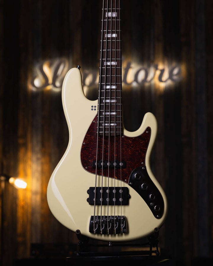 Sandberg California TM5 Vintage White 2017 - Bajo Eléctrico | Cuerpo • Modelo: California TM• Madera: Alder• Terminación: Poly Gloss, Vintage White Brazo • Madera: Canadian Hardrock Maple• Perfil: "C"• Terminación: Gloss• Espaciado: 19 mm• Escala: 34"• Nu
