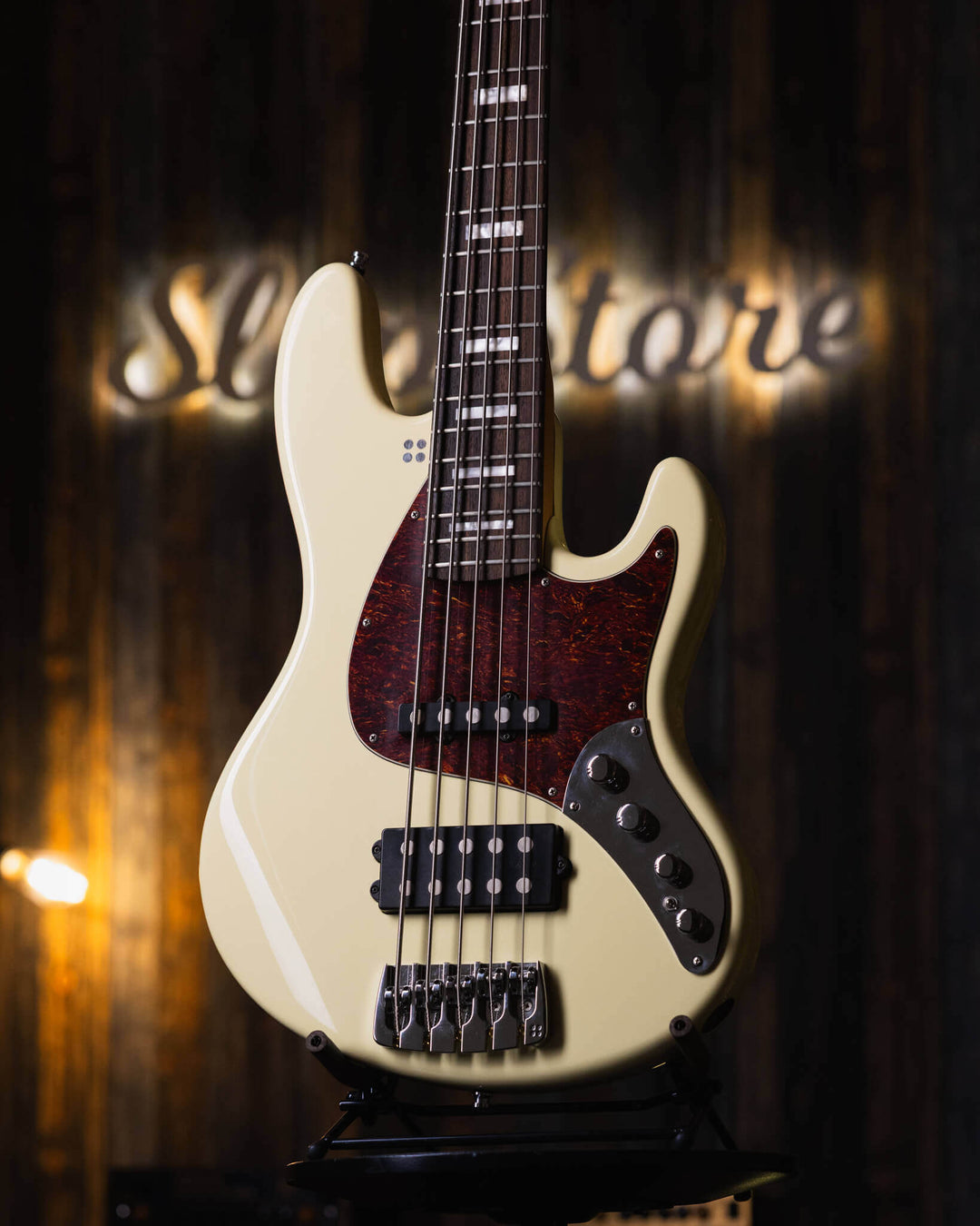 Sandberg California TM5 Vintage White 2017 - Bajo Eléctrico | Cuerpo • Modelo: California TM• Madera: Alder• Terminación: Poly Gloss, Vintage White Brazo • Madera: Canadian Hardrock Maple• Perfil: "C"• Terminación: Gloss• Espaciado: 19 mm• Escala: 34"• Nu
