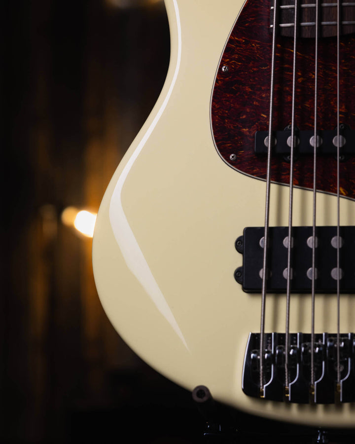 Sandberg California TM5 Vintage White 2017 - Bajo Eléctrico | Cuerpo • Modelo: California TM• Madera: Alder• Terminación: Poly Gloss, Vintage White Brazo • Madera: Canadian Hardrock Maple• Perfil: "C"• Terminación: Gloss• Espaciado: 19 mm• Escala: 34"• Nu