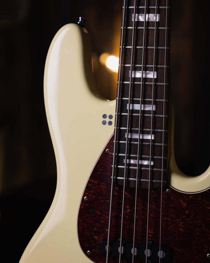 Sandberg California TM5 Vintage White 2017 - Bajo Eléctrico | Cuerpo • Modelo: California TM• Madera: Alder• Terminación: Poly Gloss, Vintage White Brazo • Madera: Canadian Hardrock Maple• Perfil: "C"• Terminación: Gloss• Espaciado: 19 mm• Escala: 34"• Nu