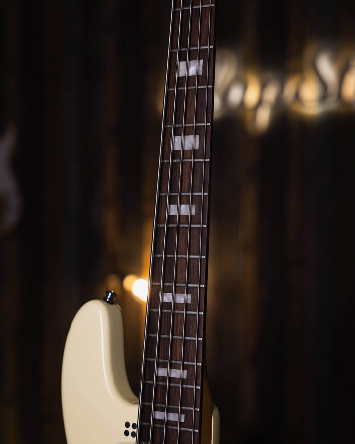 Sandberg California TM5 Vintage White 2017 - Bajo Eléctrico | Cuerpo • Modelo: California TM• Madera: Alder• Terminación: Poly Gloss, Vintage White Brazo • Madera: Canadian Hardrock Maple• Perfil: "C"• Terminación: Gloss• Espaciado: 19 mm• Escala: 34"• Nu