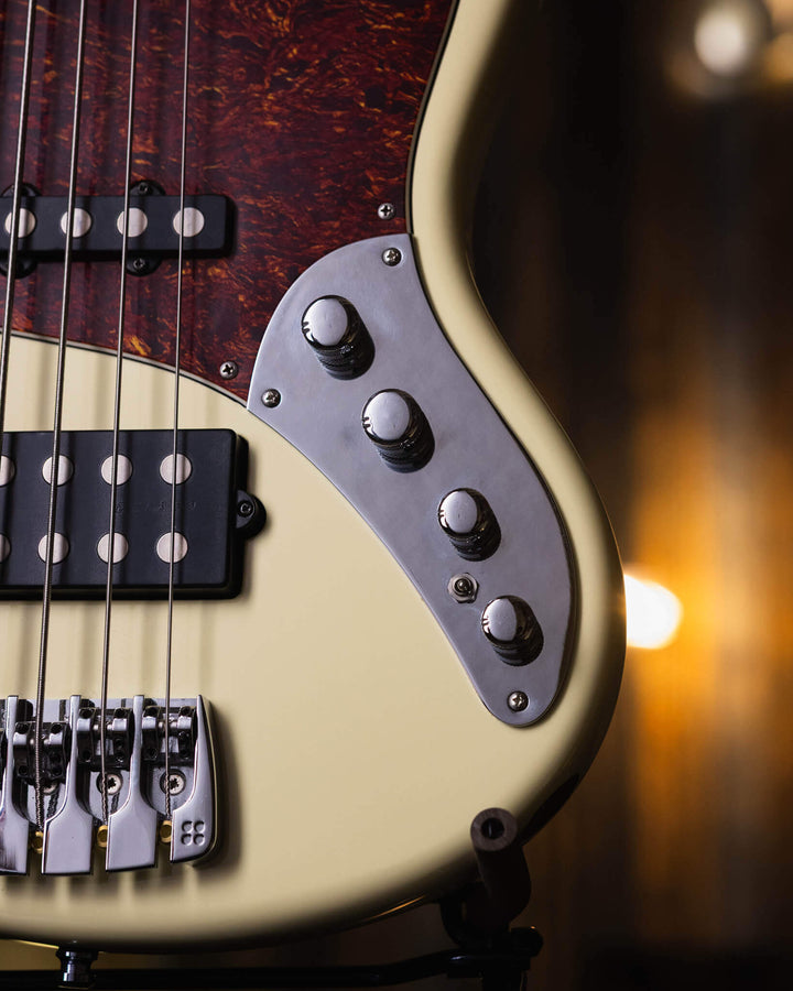 Sandberg California TM5 Vintage White 2017 - Bajo Eléctrico | Cuerpo • Modelo: California TM• Madera: Alder• Terminación: Poly Gloss, Vintage White Brazo • Madera: Canadian Hardrock Maple• Perfil: "C"• Terminación: Gloss• Espaciado: 19 mm• Escala: 34"• Nu
