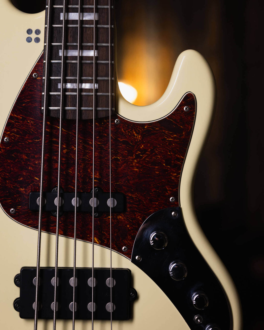 Sandberg California TM5 Vintage White 2017 - Bajo Eléctrico | Cuerpo • Modelo: California TM• Madera: Alder• Terminación: Poly Gloss, Vintage White Brazo • Madera: Canadian Hardrock Maple• Perfil: "C"• Terminación: Gloss• Espaciado: 19 mm• Escala: 34"• Nu