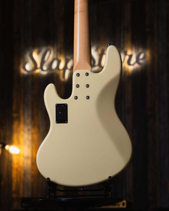 Sandberg California TM5 Vintage White 2017 - Bajo Eléctrico | Cuerpo • Modelo: California TM• Madera: Alder• Terminación: Poly Gloss, Vintage White Brazo • Madera: Canadian Hardrock Maple• Perfil: "C"• Terminación: Gloss• Espaciado: 19 mm• Escala: 34"• Nu
