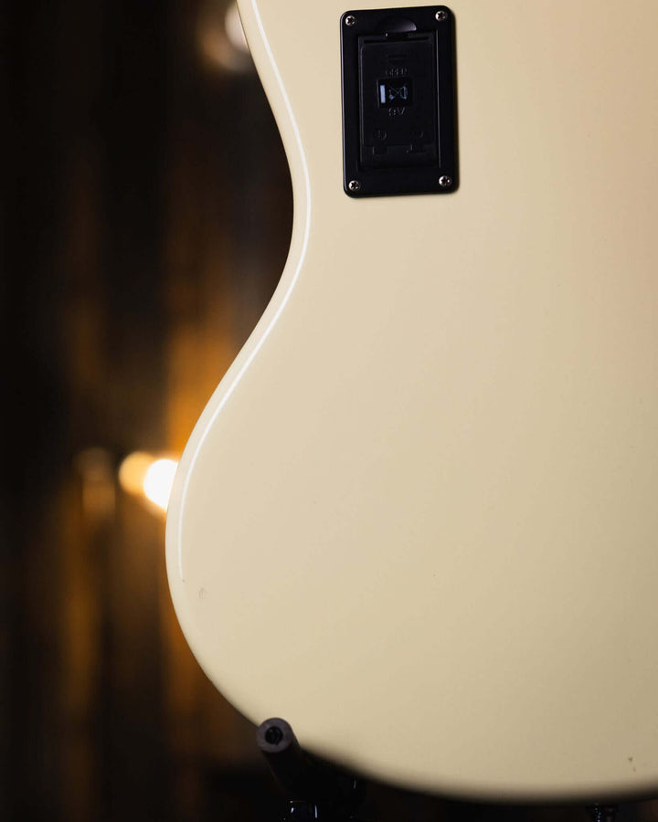 Sandberg California TM5 Vintage White 2017 - Bajo Eléctrico | Cuerpo • Modelo: California TM• Madera: Alder• Terminación: Poly Gloss, Vintage White Brazo • Madera: Canadian Hardrock Maple• Perfil: "C"• Terminación: Gloss• Espaciado: 19 mm• Escala: 34"• Nu