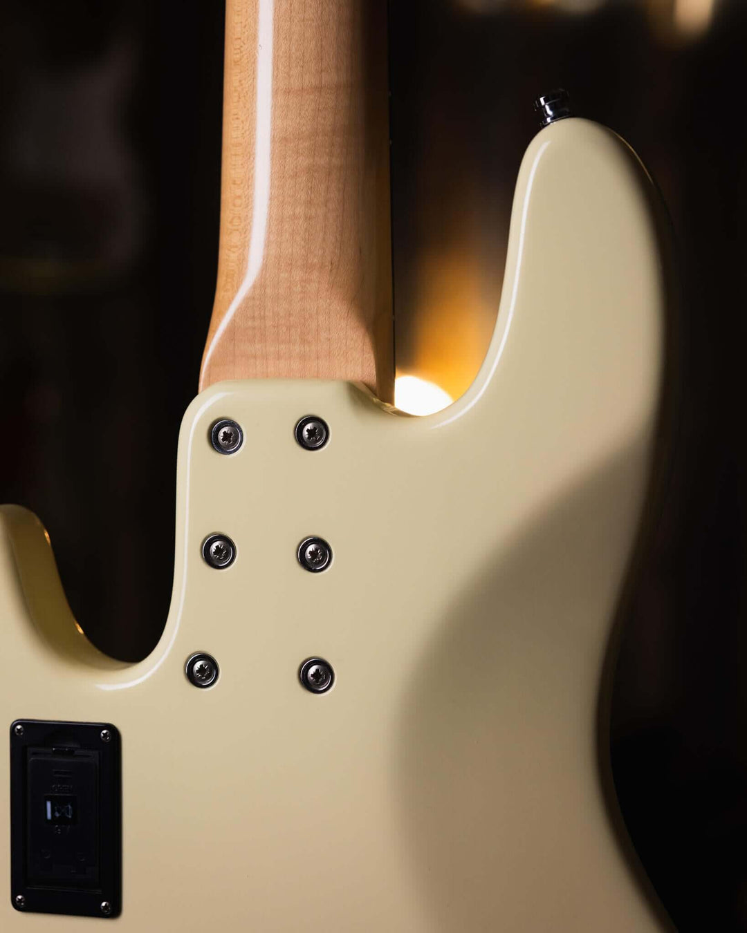 Sandberg California TM5 Vintage White 2017 - Bajo Eléctrico | Cuerpo • Modelo: California TM• Madera: Alder• Terminación: Poly Gloss, Vintage White Brazo • Madera: Canadian Hardrock Maple• Perfil: "C"• Terminación: Gloss• Espaciado: 19 mm• Escala: 34"• Nu