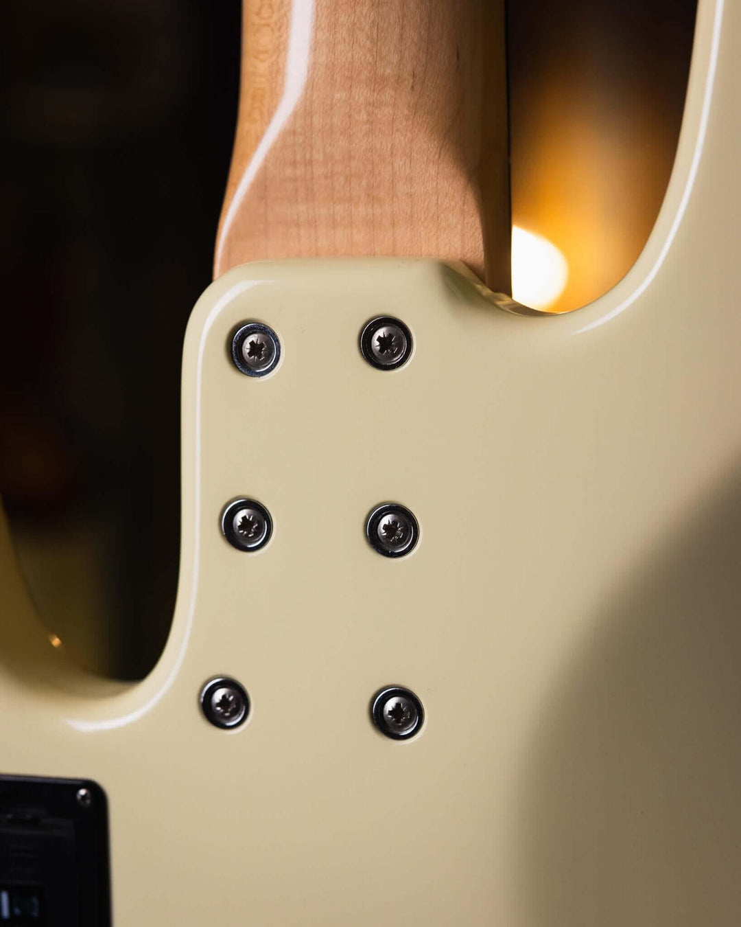 Sandberg California TM5 Vintage White 2017 - Bajo Eléctrico | Cuerpo • Modelo: California TM• Madera: Alder• Terminación: Poly Gloss, Vintage White Brazo • Madera: Canadian Hardrock Maple• Perfil: "C"• Terminación: Gloss• Espaciado: 19 mm• Escala: 34"• Nu