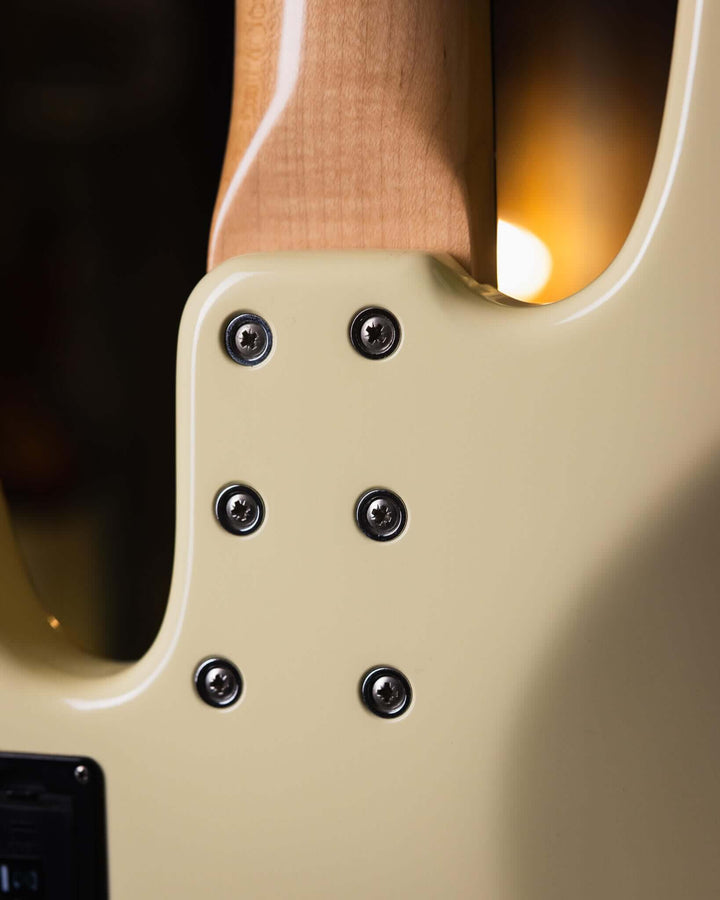 Sandberg California TM5 Vintage White 2017 - Bajo Eléctrico | Cuerpo • Modelo: California TM• Madera: Alder• Terminación: Poly Gloss, Vintage White Brazo • Madera: Canadian Hardrock Maple• Perfil: "C"• Terminación: Gloss• Espaciado: 19 mm• Escala: 34"• Nu