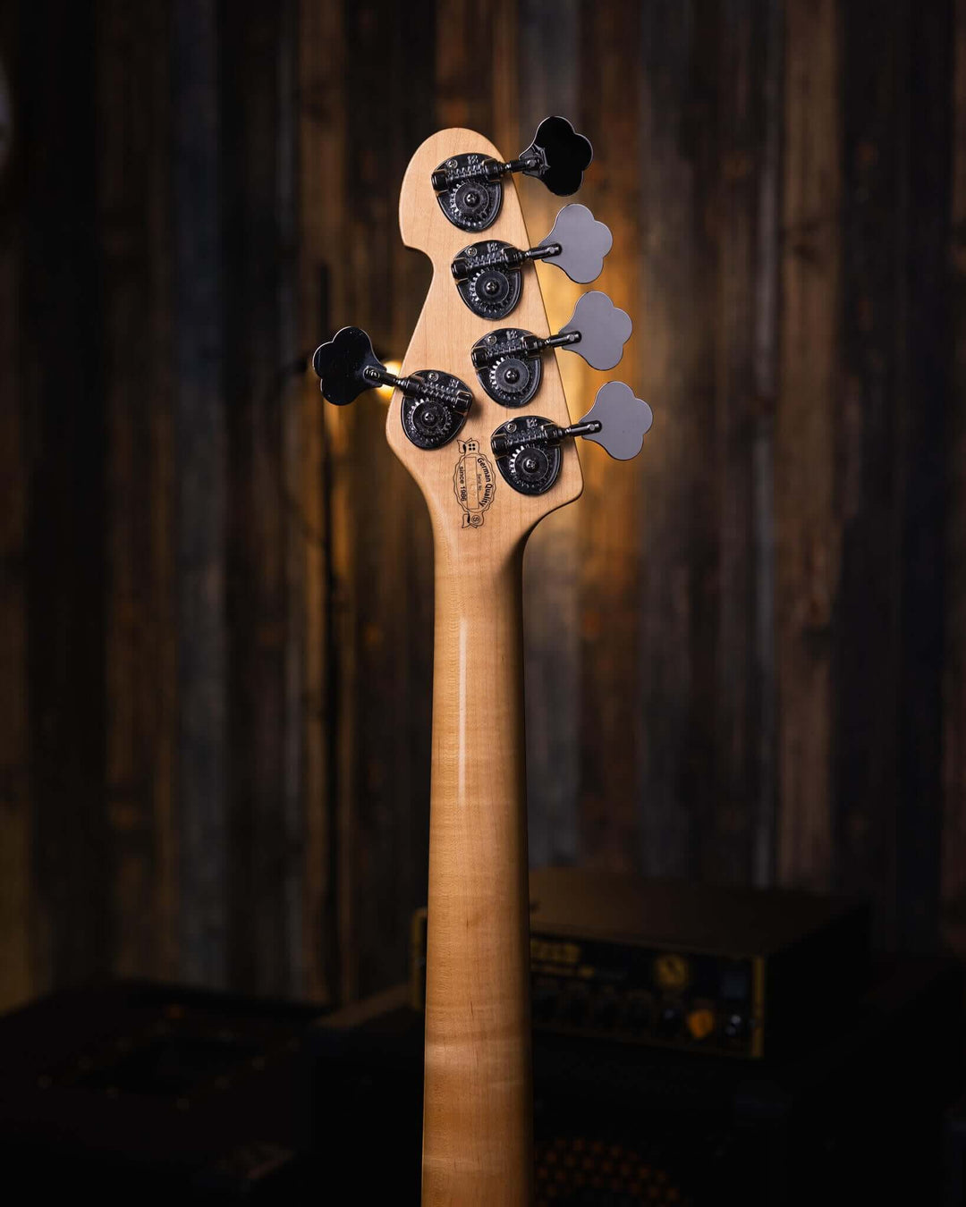 Sandberg California TM5 Vintage White 2017 - Bajo Eléctrico | Cuerpo • Modelo: California TM• Madera: Alder• Terminación: Poly Gloss, Vintage White Brazo • Madera: Canadian Hardrock Maple• Perfil: "C"• Terminación: Gloss• Espaciado: 19 mm• Escala: 34"• Nu