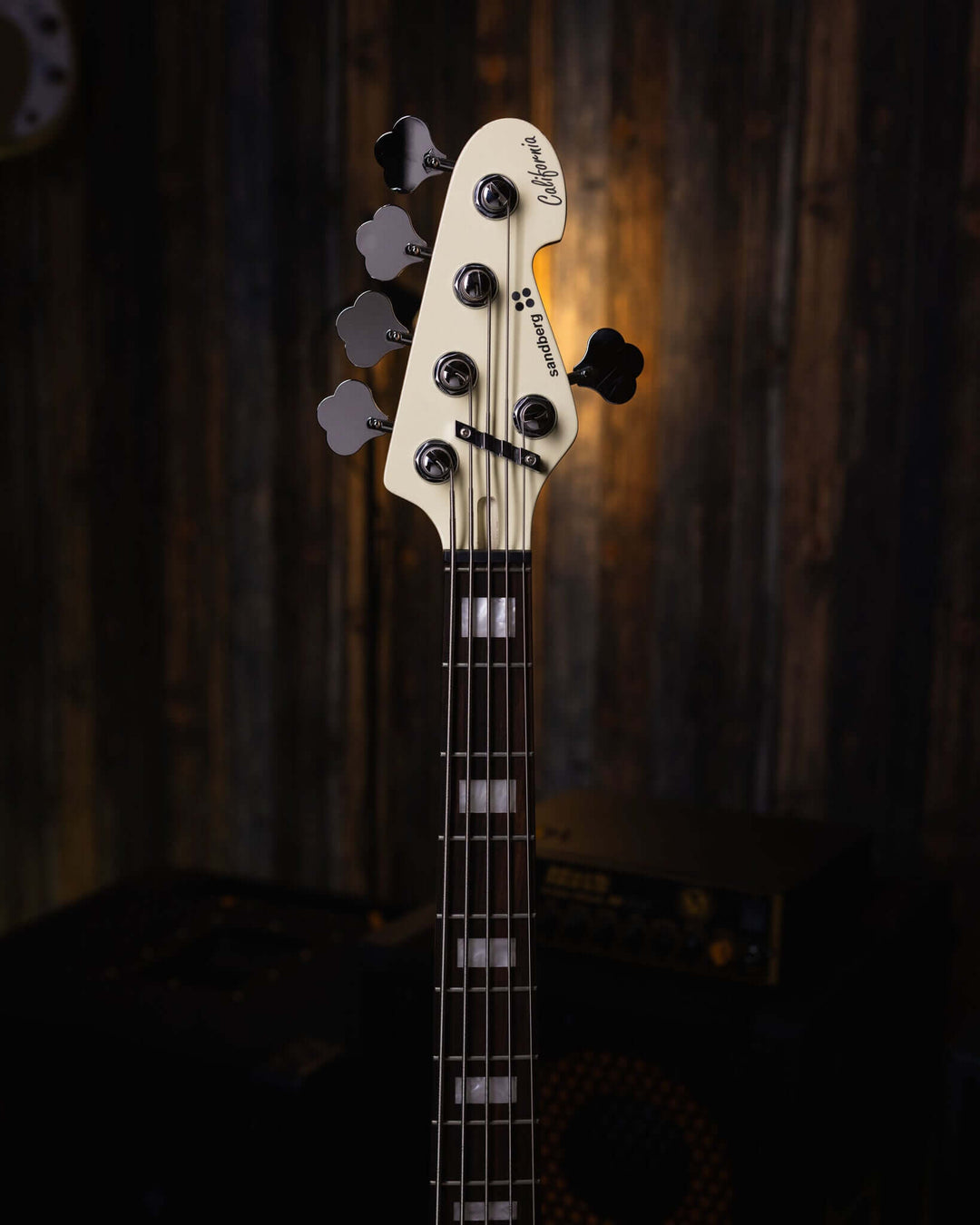 Sandberg California TM5 Vintage White 2017 - Bajo Eléctrico | Cuerpo • Modelo: California TM• Madera: Alder• Terminación: Poly Gloss, Vintage White Brazo • Madera: Canadian Hardrock Maple• Perfil: "C"• Terminación: Gloss• Espaciado: 19 mm• Escala: 34"• Nu