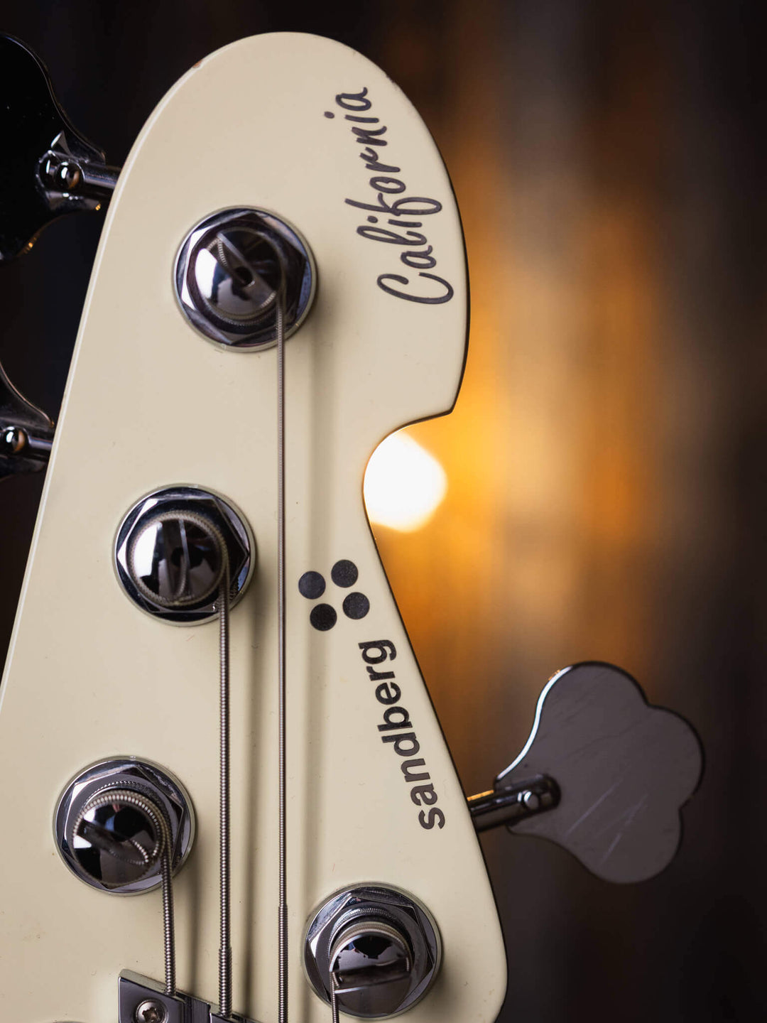 Sandberg California TM5 Vintage White 2017 - Bajo Eléctrico | Cuerpo • Modelo: California TM• Madera: Alder• Terminación: Poly Gloss, Vintage White Brazo • Madera: Canadian Hardrock Maple• Perfil: "C"• Terminación: Gloss• Espaciado: 19 mm• Escala: 34"• Nu