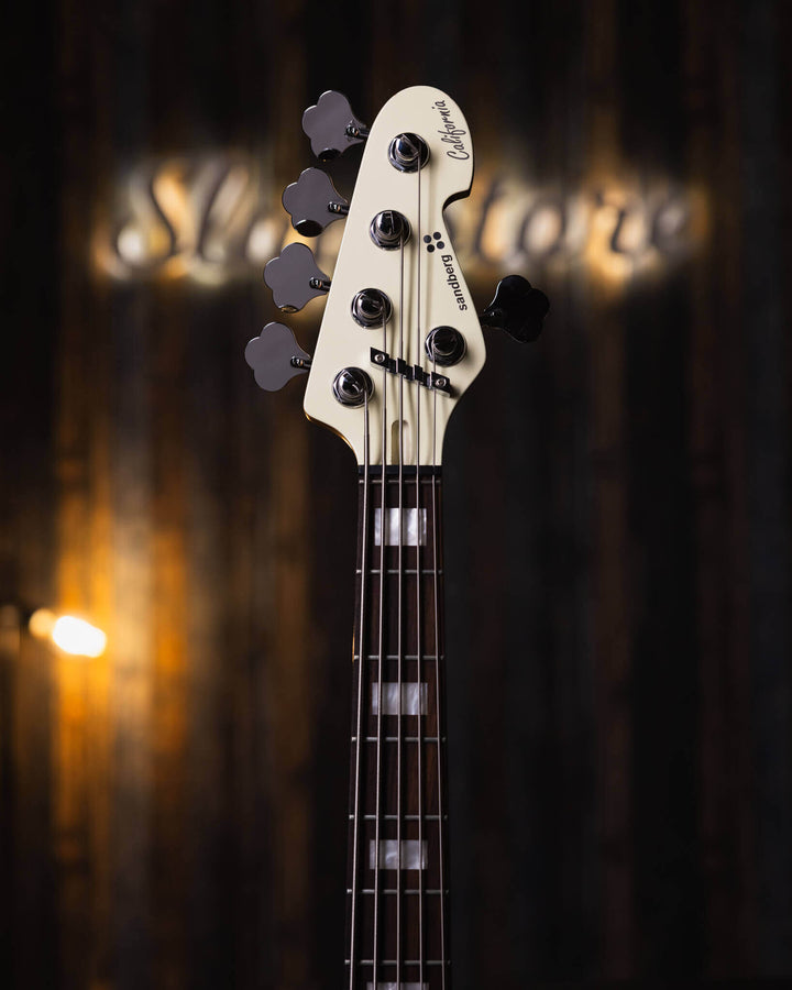 Sandberg California TM5 Vintage White 2017 - Bajo Eléctrico | Cuerpo • Modelo: California TM• Madera: Alder• Terminación: Poly Gloss, Vintage White Brazo • Madera: Canadian Hardrock Maple• Perfil: "C"• Terminación: Gloss• Espaciado: 19 mm• Escala: 34"• Nu