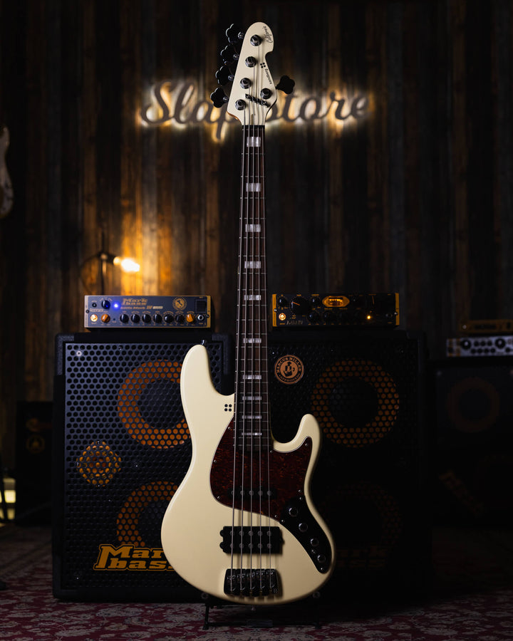 Sandberg California TM5 Vintage White 2017 - Bajo Eléctrico | Cuerpo • Modelo: California TM• Madera: Alder• Terminación: Poly Gloss, Vintage White Brazo • Madera: Canadian Hardrock Maple• Perfil: "C"• Terminación: Gloss• Espaciado: 19 mm• Escala: 34"• Nu