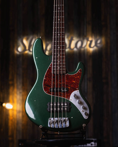 Sandberg California TM5 British Racing Green 2023 - Bajo Eléctrico | Cuerpo • Modelo: California TM• Madera: Alder• Terminación: Poly Gloss, British Racing Green Brazo • Madera: Canadian Hardrock Maple• Perfil: "C"• Terminación: Gloss• Espaciado: 19 mm• E