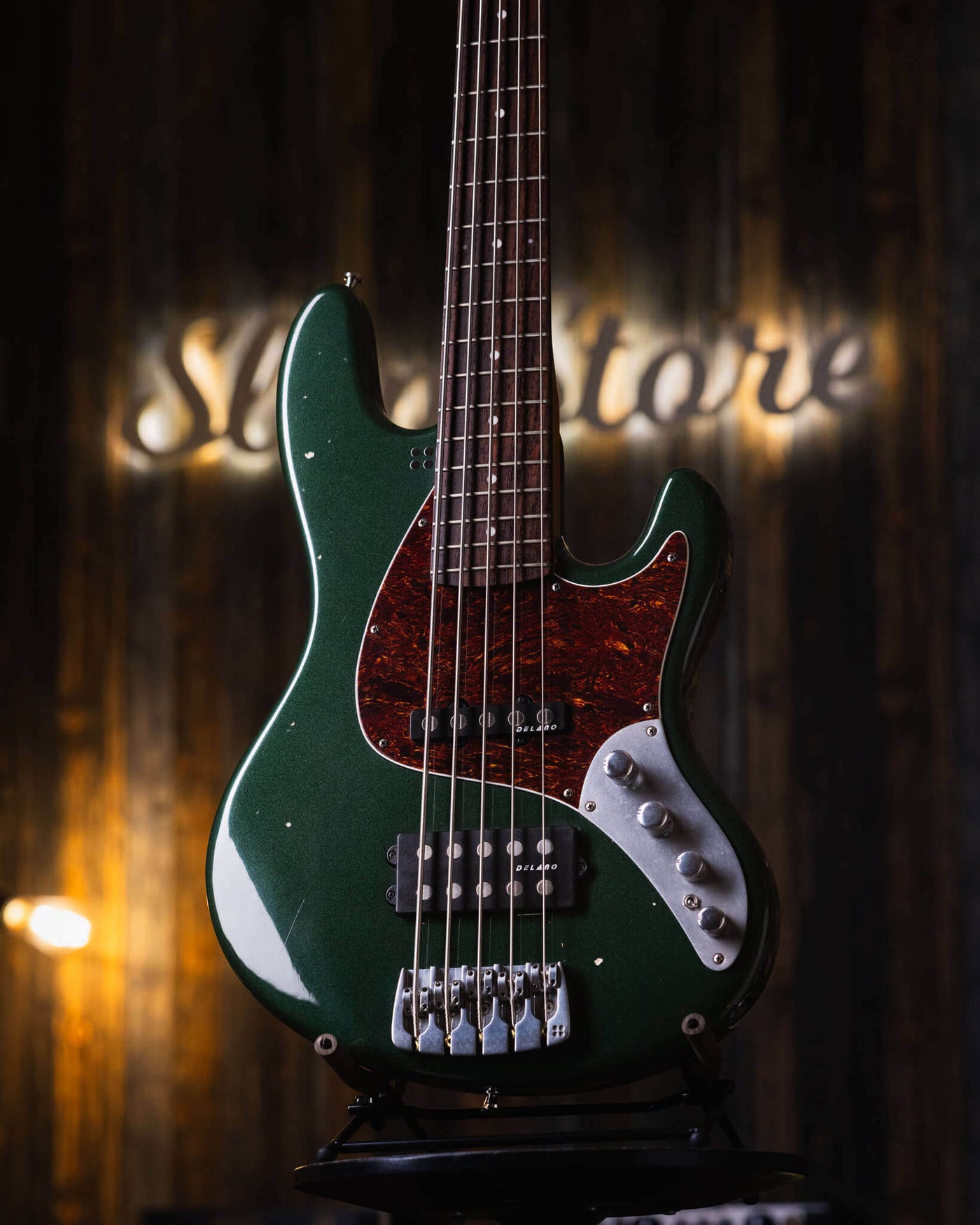 Sandberg California TM5 British Racing Green 2023 - Bajo Eléctrico | Cuerpo • Modelo: California TM• Madera: Alder• Terminación: Poly Gloss, British Racing Green Brazo • Madera: Canadian Hardrock Maple• Perfil: "C"• Terminación: Gloss• Espaciado: 19 mm• E