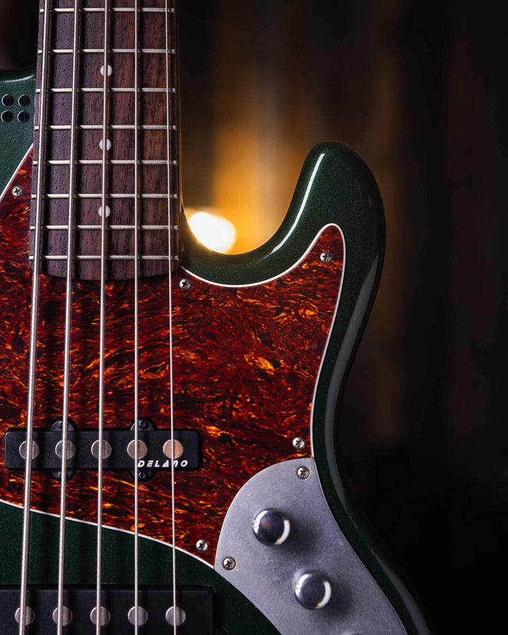 Sandberg California TM5 British Racing Green 2023 - Bajo Eléctrico | Cuerpo • Modelo: California TM• Madera: Alder• Terminación: Poly Gloss, British Racing Green Brazo • Madera: Canadian Hardrock Maple• Perfil: "C"• Terminación: Gloss• Espaciado: 19 mm• E