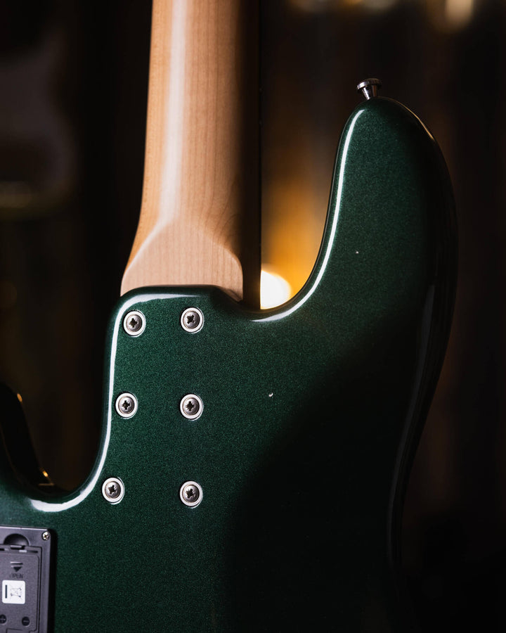 Sandberg California TM5 British Racing Green 2023 - Bajo Eléctrico | Cuerpo • Modelo: California TM• Madera: Alder• Terminación: Poly Gloss, British Racing Green Brazo • Madera: Canadian Hardrock Maple• Perfil: "C"• Terminación: Gloss• Espaciado: 19 mm• E