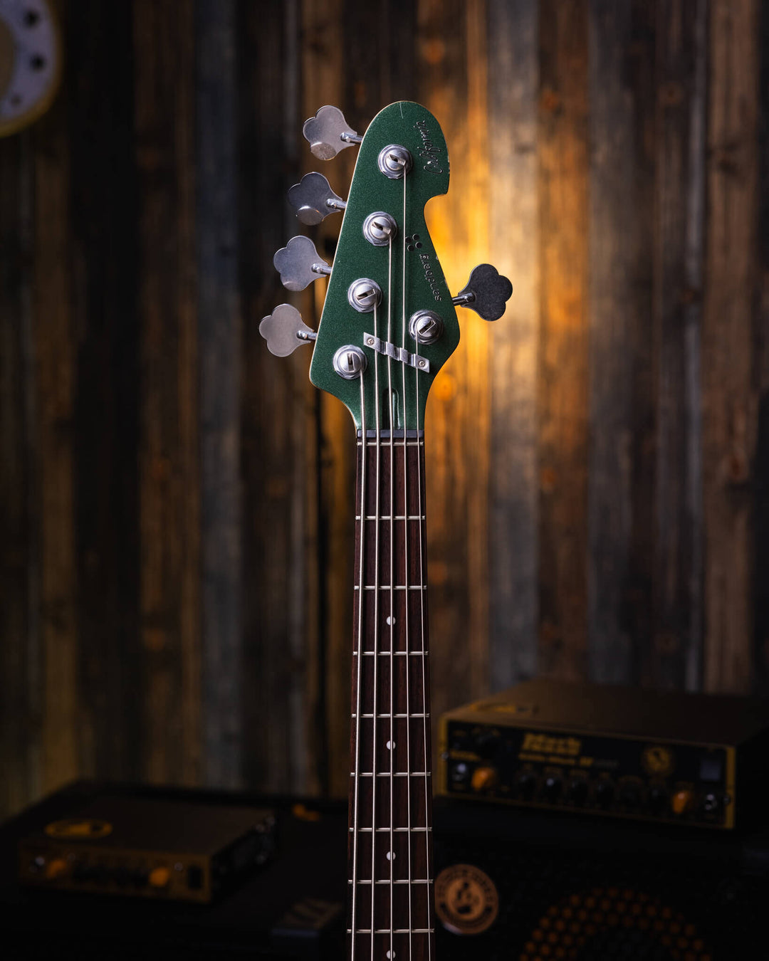 Sandberg California TM5 British Racing Green 2023 - Bajo Eléctrico | Cuerpo • Modelo: California TM• Madera: Alder• Terminación: Poly Gloss, British Racing Green Brazo • Madera: Canadian Hardrock Maple• Perfil: "C"• Terminación: Gloss• Espaciado: 19 mm• E