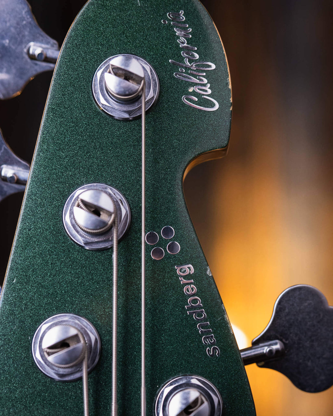 Sandberg California TM5 British Racing Green 2023 - Bajo Eléctrico | Cuerpo • Modelo: California TM• Madera: Alder• Terminación: Poly Gloss, British Racing Green Brazo • Madera: Canadian Hardrock Maple• Perfil: "C"• Terminación: Gloss• Espaciado: 19 mm• E