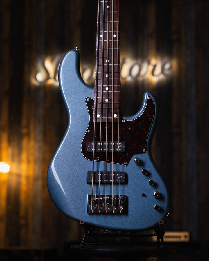 Soame H524 Lake Placid Blue 2018 - Bajo Eléctrico | Estos increíbles bajos toman todo lo bueno de modelos clásicos y le integran todas las mejoras que se han creado con el tiempo, detalles cómo sus necks encastrados a 6 tornillos, puente de alta masa y si