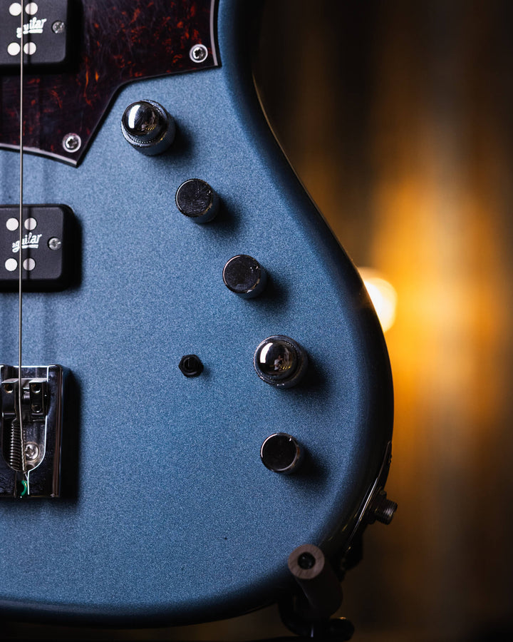 Soame H524 Lake Placid Blue 2018 - Bajo Eléctrico | Estos increíbles bajos toman todo lo bueno de modelos clásicos y le integran todas las mejoras que se han creado con el tiempo, detalles cómo sus necks encastrados a 6 tornillos, puente de alta masa y si