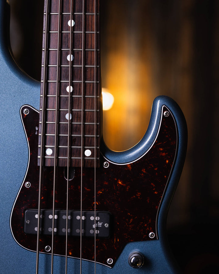 Soame H524 Lake Placid Blue 2018 - Bajo Eléctrico | Estos increíbles bajos toman todo lo bueno de modelos clásicos y le integran todas las mejoras que se han creado con el tiempo, detalles cómo sus necks encastrados a 6 tornillos, puente de alta masa y si