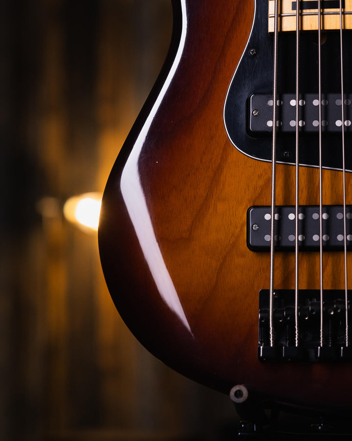 Soame H524 Sunburst 2017 - Bajo Eléctrico | Estos increíbles bajos toman todo lo bueno de modelos clásicos y le integran todas las mejoras que se han creado con el tiempo, detalles cómo sus necks encastrados a 6 tornillos, puente de alta masa y sistema ac