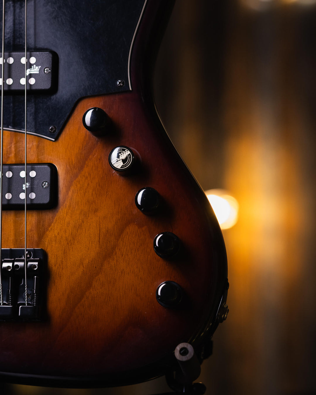 Soame H524 Sunburst 2017 - Bajo Eléctrico | Estos increíbles bajos toman todo lo bueno de modelos clásicos y le integran todas las mejoras que se han creado con el tiempo, detalles cómo sus necks encastrados a 6 tornillos, puente de alta masa y sistema ac