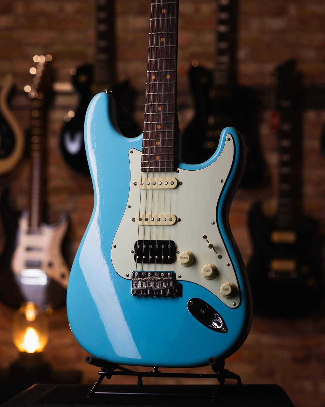 Suhr Classic S Vintage Limited Edition Daphne Blue - Guitarra Eléctrica | Presentamos el Suhr Classic S Vintage. En Suhr Guitars, siempre nos ha apasionado el encanto atemporal de los instrumentos vintage. Nuestro Classic S Vintage es la culminación de es