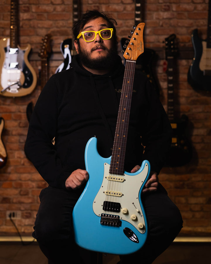 Suhr Classic S Vintage Limited Edition Daphne Blue - Guitarra Eléctrica | Presentamos el Suhr Classic S Vintage. En Suhr Guitars, siempre nos ha apasionado el encanto atemporal de los instrumentos vintage. Nuestro Classic S Vintage es la culminación de es