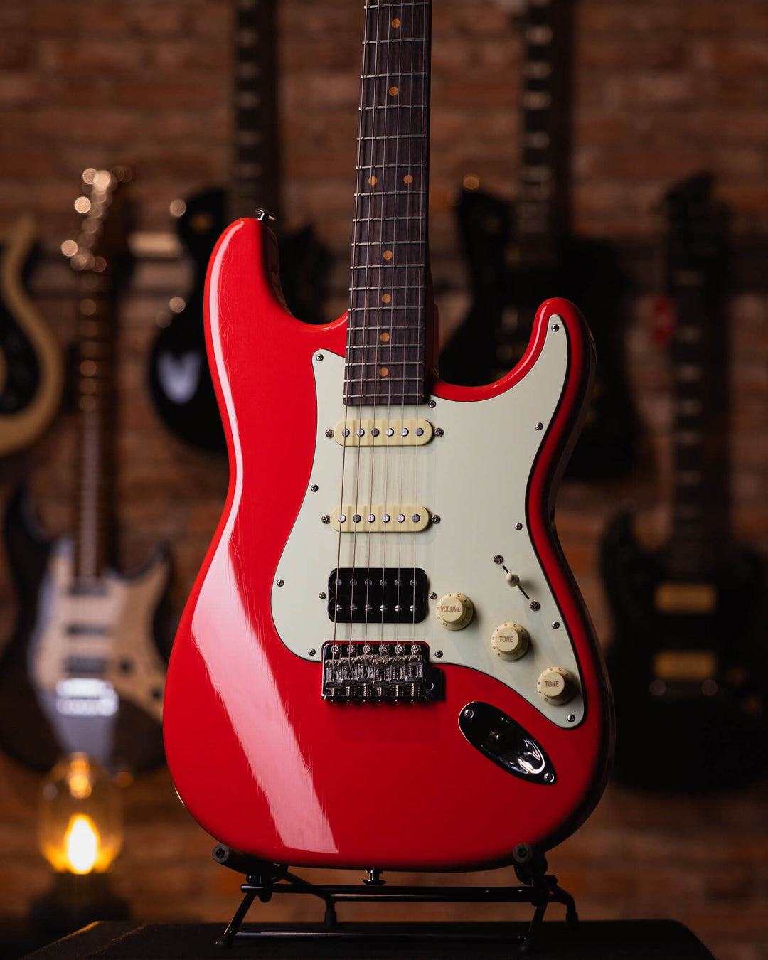 Suhr Classic S Vintage Limited Edition Fiesta Red - Guitarra Eléctrica | Presentamos el Suhr Classic S Vintage. En Suhr Guitars, siempre nos ha apasionado el encanto atemporal de los instrumentos vintage. Nuestro Classic S Vintage es la culminación de esa