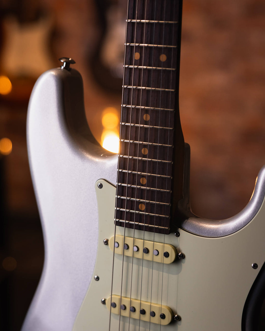 Suhr Classic S Vintage Limited Edition Firemist Silver - Guitarra Eléctrica | Presentamos el Suhr Classic S Vintage. En Suhr Guitars, siempre nos ha apasionado el encanto atemporal de los instrumentos vintage. Nuestro Classic S Vintage es la culminación d