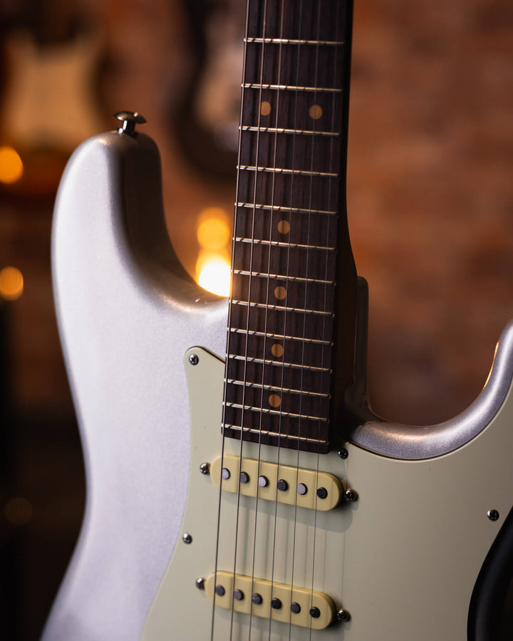 Suhr Classic S Vintage Limited Edition Firemist Silver - Guitarra Eléctrica | Presentamos el Suhr Classic S Vintage. En Suhr Guitars, siempre nos ha apasionado el encanto atemporal de los instrumentos vintage. Nuestro Classic S Vintage es la culminación d