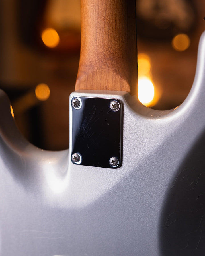 Suhr Classic S Vintage Limited Edition Firemist Silver - Guitarra Eléctrica | Presentamos el Suhr Classic S Vintage. En Suhr Guitars, siempre nos ha apasionado el encanto atemporal de los instrumentos vintage. Nuestro Classic S Vintage es la culminación d