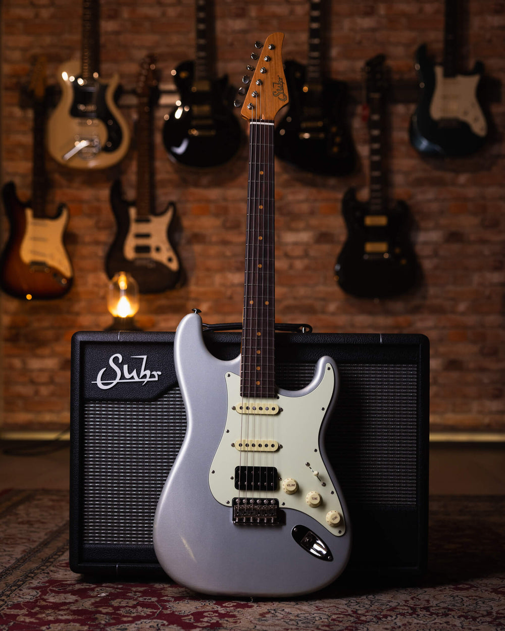 Suhr Classic S Vintage Limited Edition Firemist Silver - Guitarra Eléctrica | Presentamos el Suhr Classic S Vintage. En Suhr Guitars, siempre nos ha apasionado el encanto atemporal de los instrumentos vintage. Nuestro Classic S Vintage es la culminación d